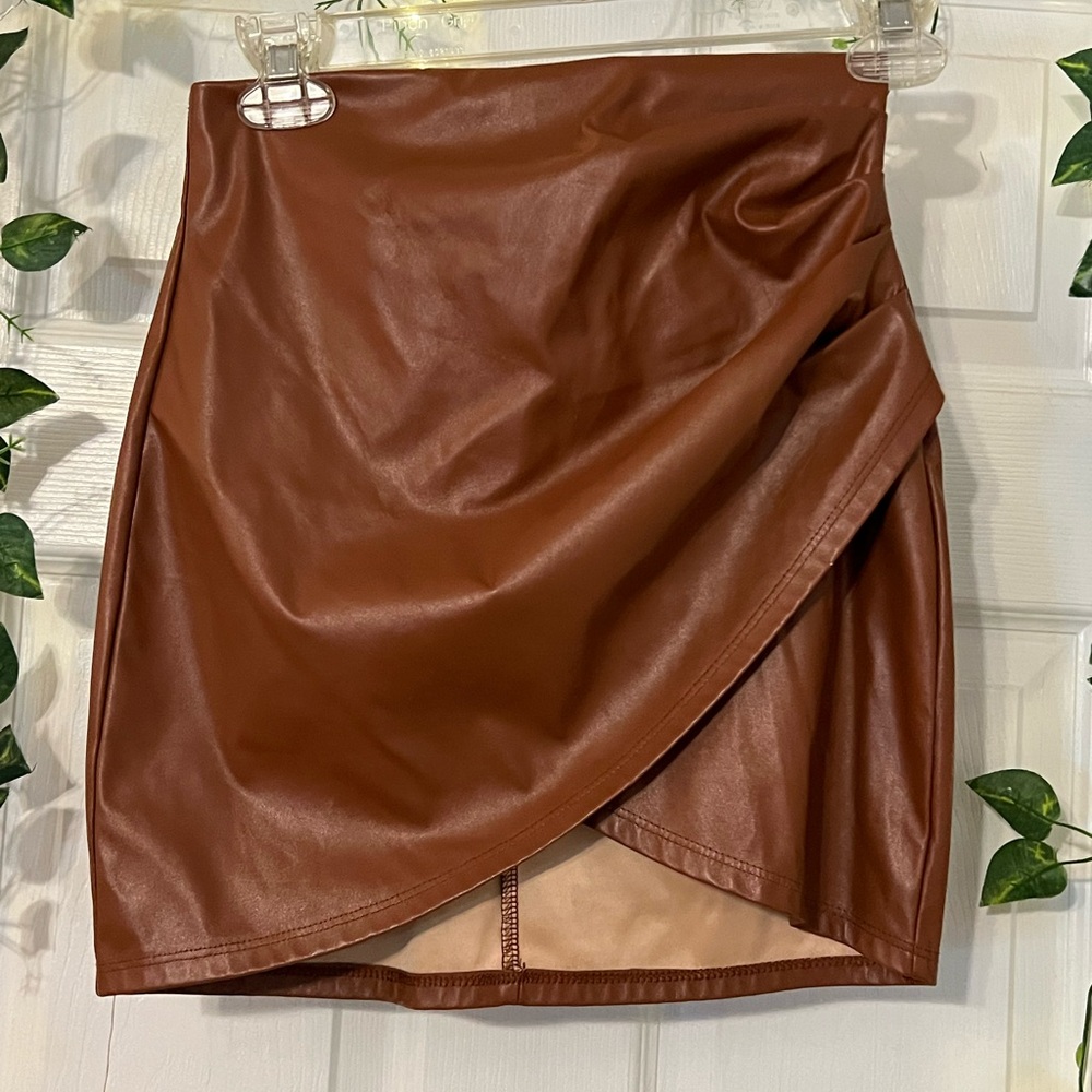 Windsor High Rise Faux Leather Slit Skirt with Ruched Detail Size XS worn 1x